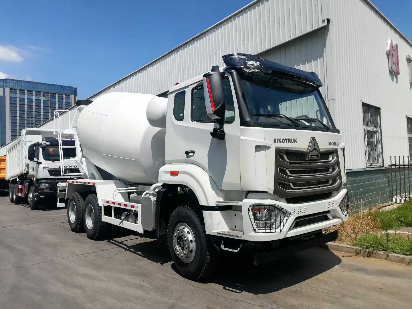 300-400 chevaux maximum Camion de mélangeur de béton avec un tambour en acier résistant à l'usure et une conception économe en carburant