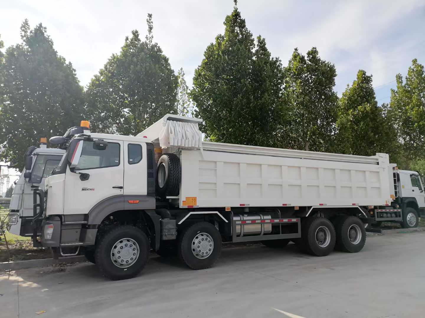 Sinotruk HOWO Nx Hohan 371HP 8x4 Drive 40 tonnes Capacité lourde camion de décharge