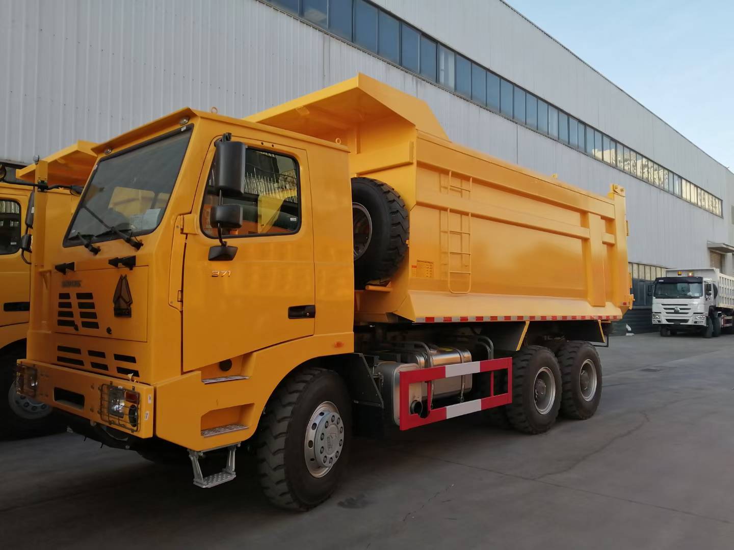 Sinotruk HOWO 6×4 Drive 371hp Engine 30 Tons Loading Capacity Heavy Duty Dump Truck for Mining and Construction
