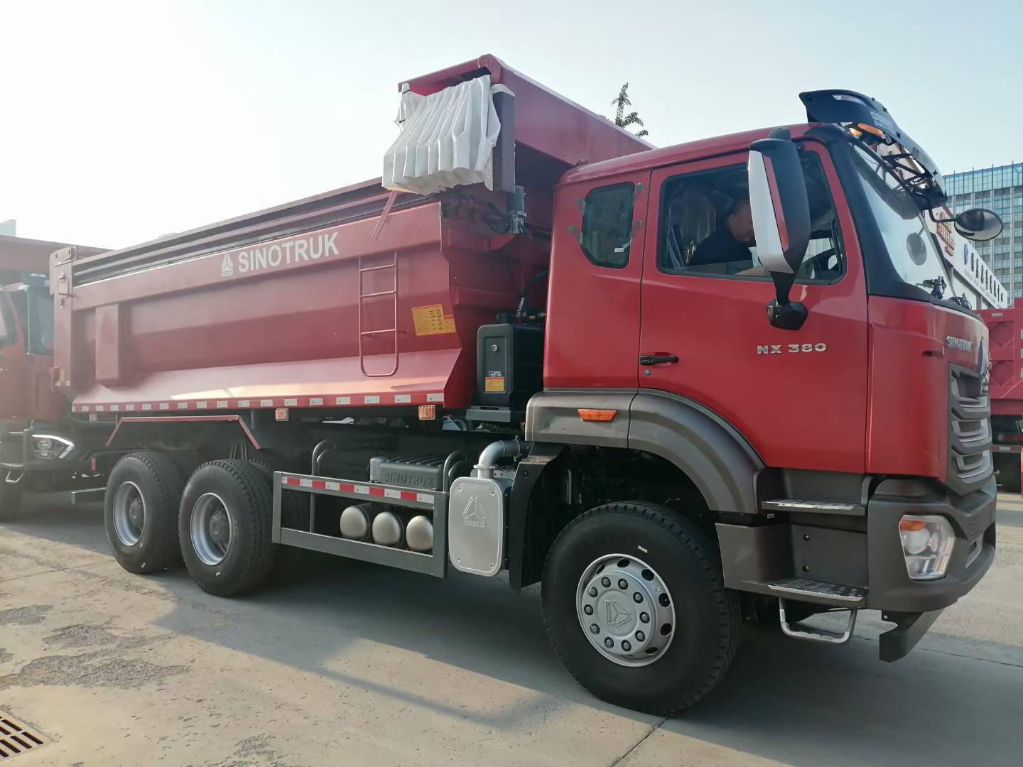 Hino 700 6x4 usé, camion de décharge lourd avec moteur de 371 chevaux et châssis renforcé pour l'exploitation minière et la construction