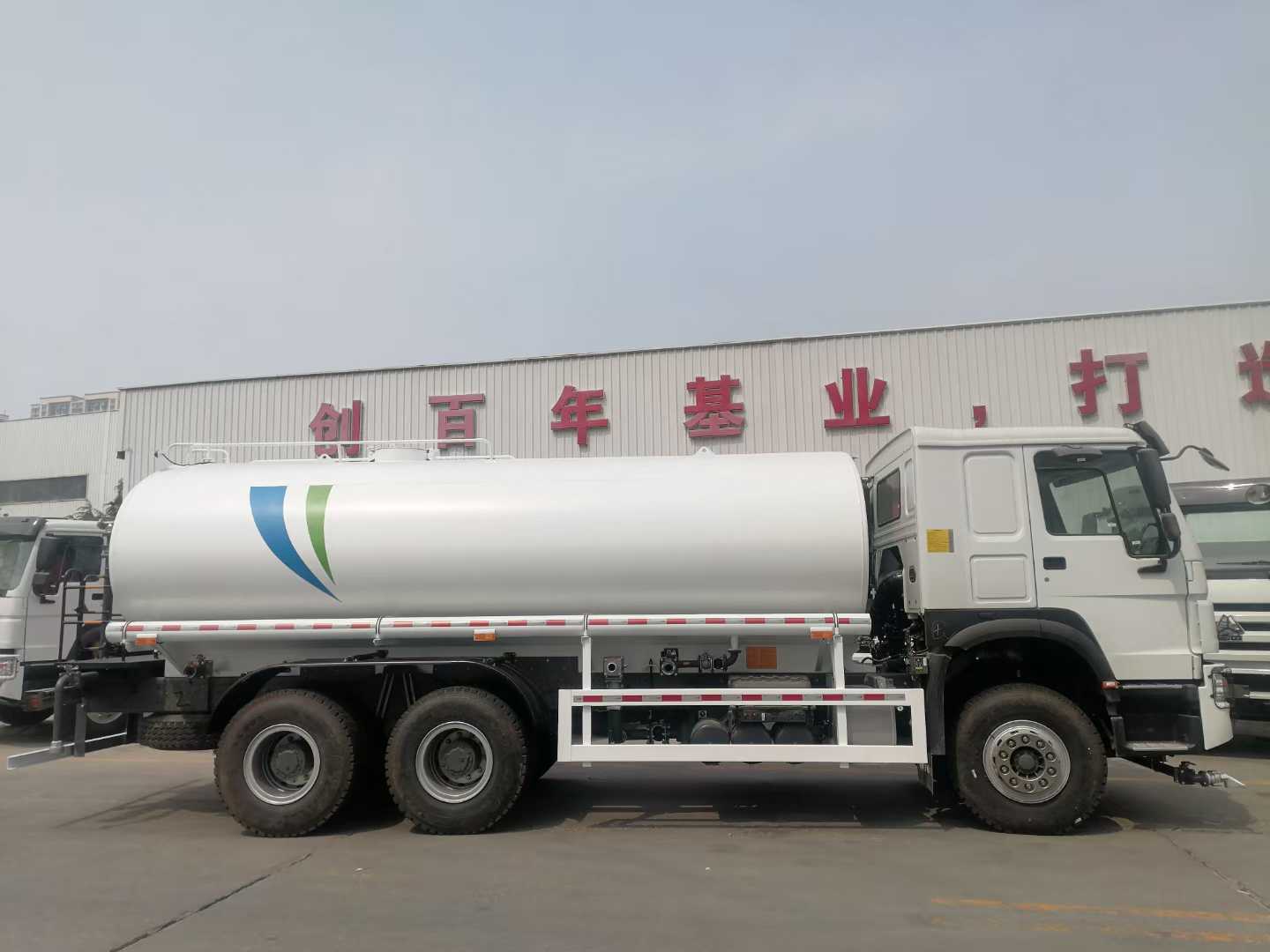 Sinotruk HOWO 6×4 Drive Water Tank Truck avec une capacité de 30 cbm et un réservoir en acier inoxydable pour les services municipaux
