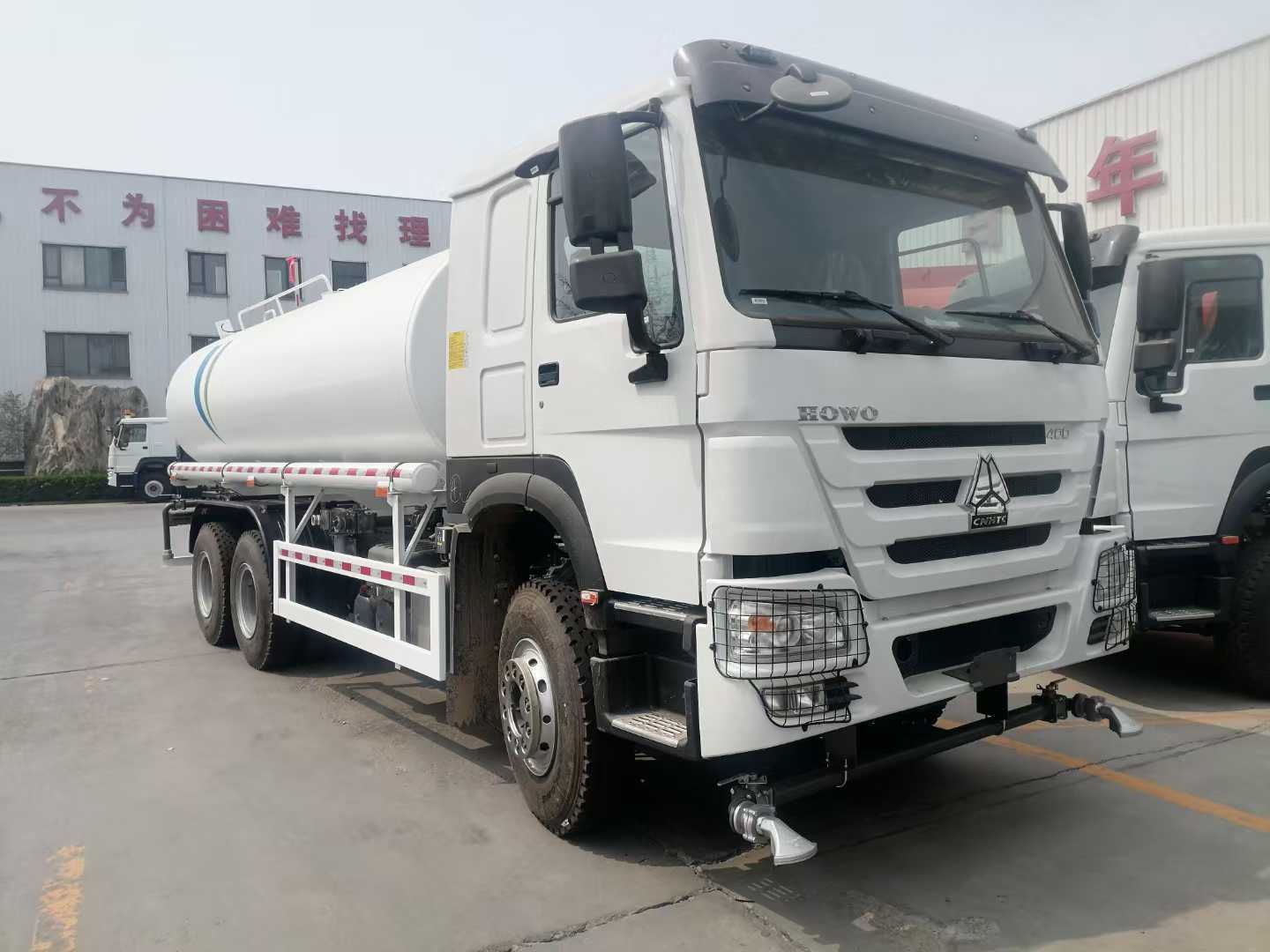Nouveau camion-citerne à eau 6x4 avec une capacité de 30 000 litres et un moteur de 371 ch / 380 ch pour un transport efficace de l'eau