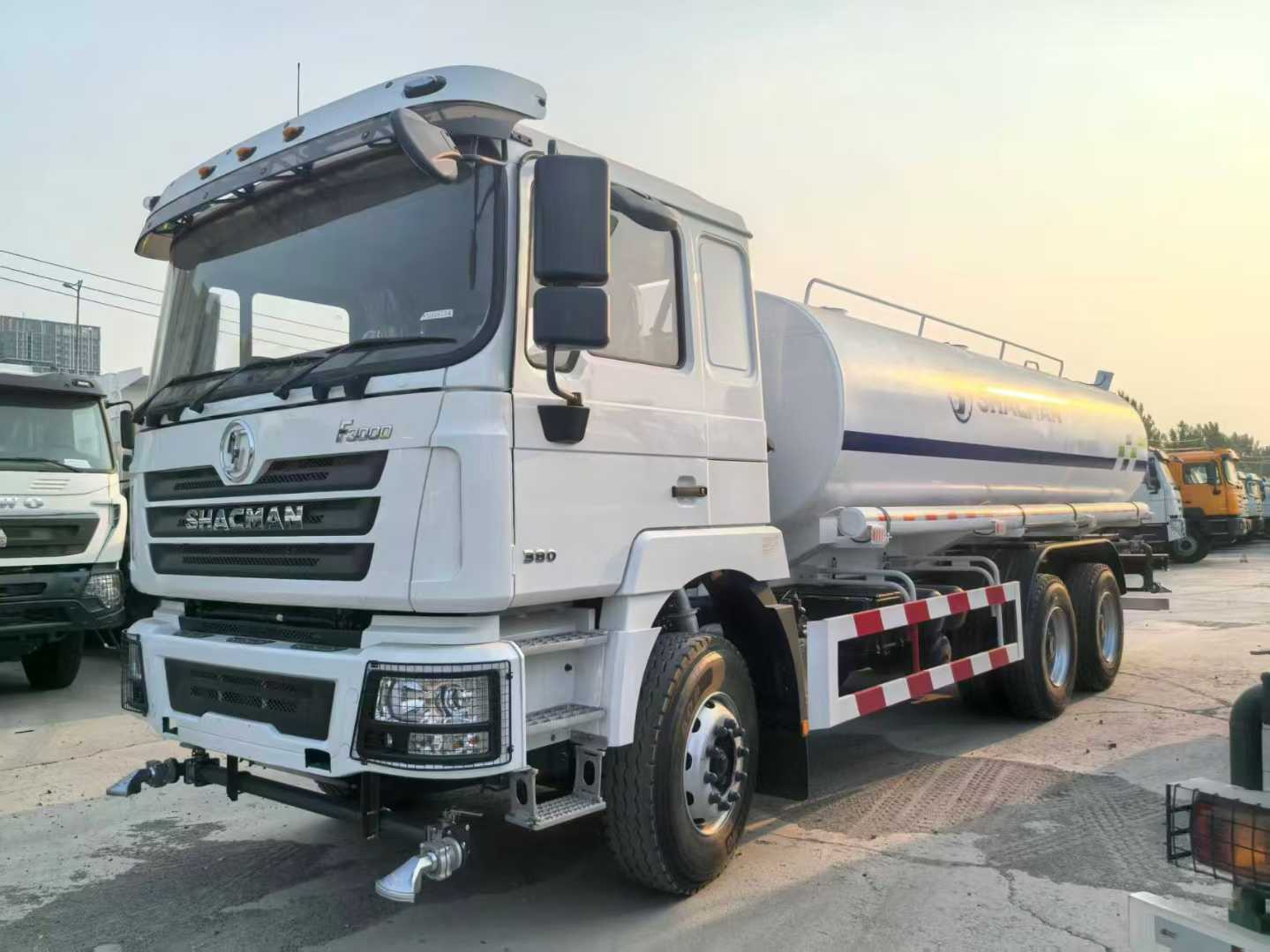 Prix d'usine Shacman 6×4 20000L camion de réservoir d'eau en acier inoxydable avec une capacité de charge de 20 tonnes