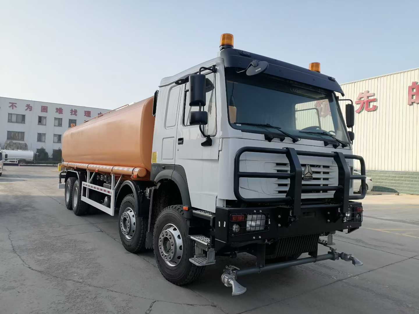 HOWO Nx 6X4 380HP 25000 litres réservoir d'eau potable camion-arroseur avec châssis renforcé
