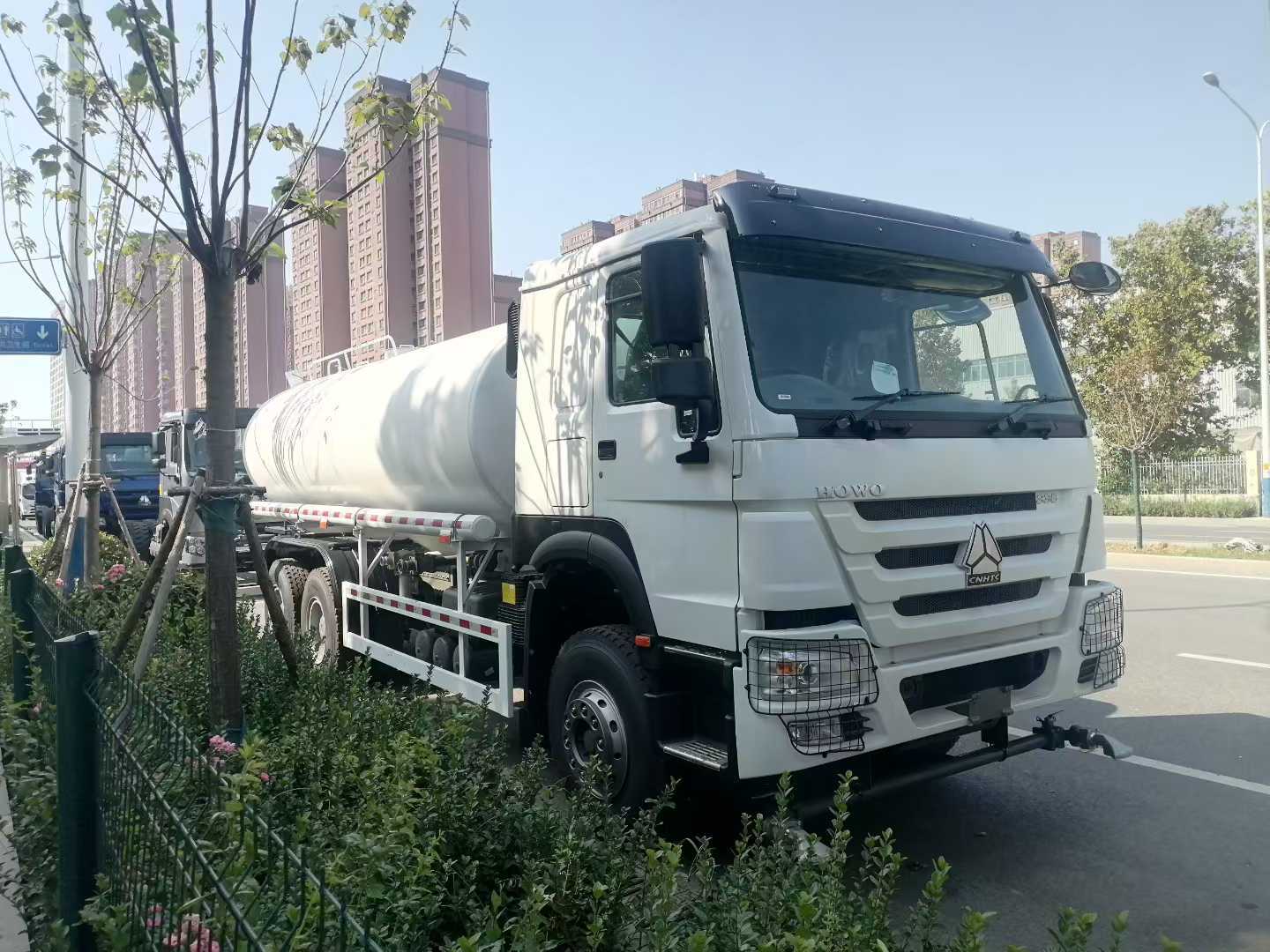 Camion-citerne d'eau de capacité 10000L à décharge bidirectionnelle et châssis Sinotruk HOWO