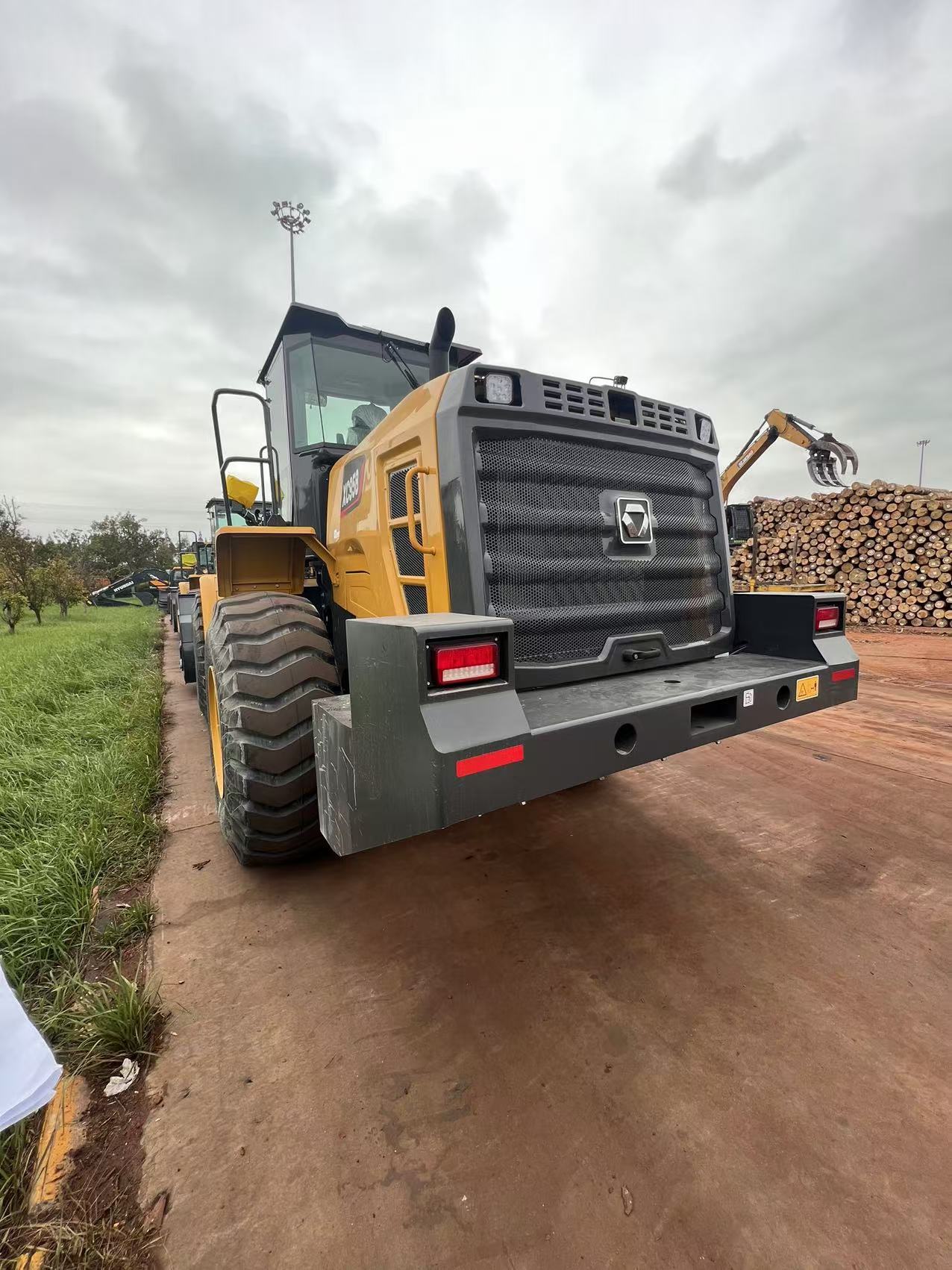 Chargeuse sur pneus XCMG XC958 de 5 tonnes avec une puissance de 162 kW pour les travaux de construction et de carrière intensifs