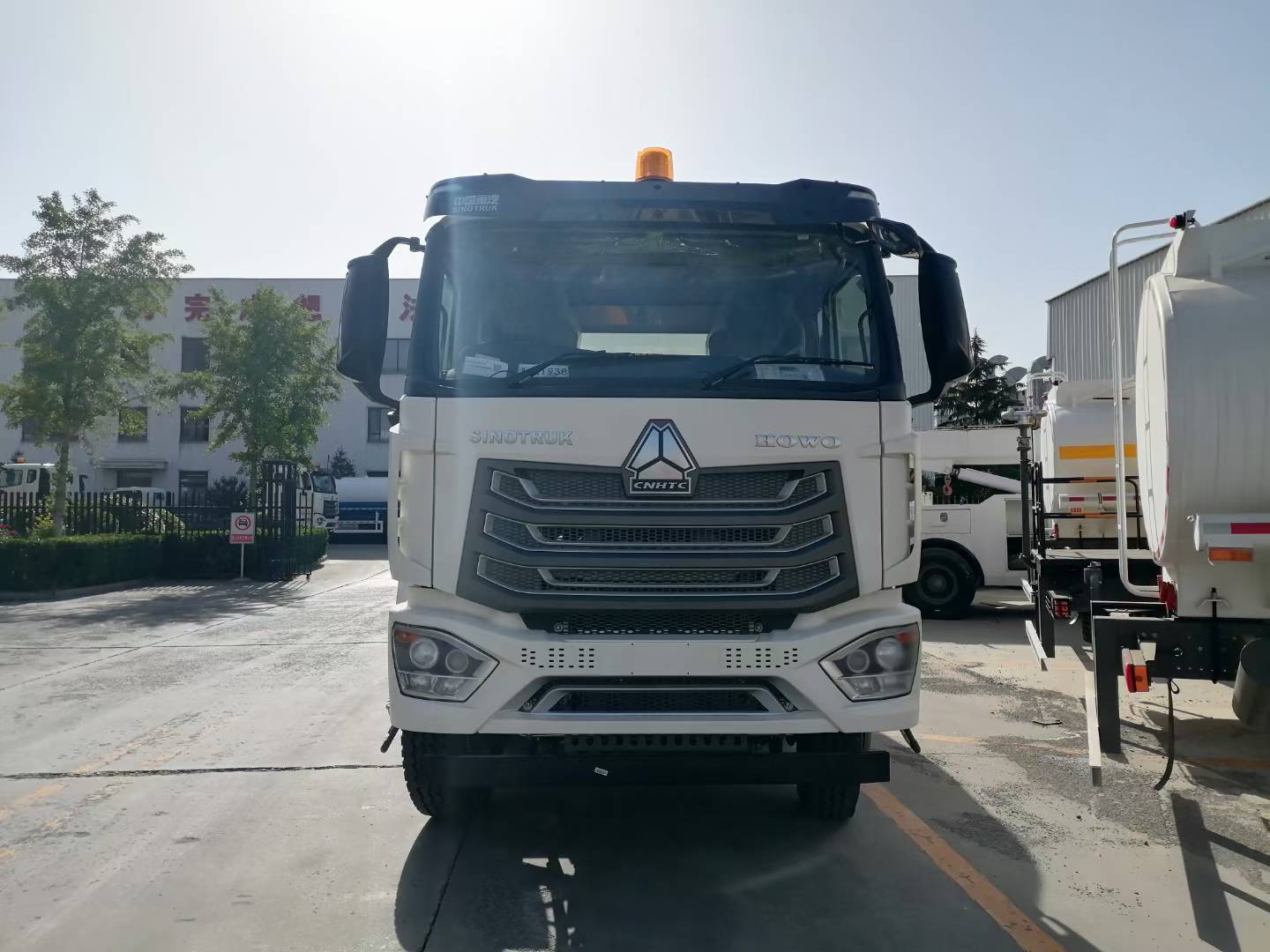 Nouveau camion malaxeur à béton Sinotruk HOWO 8×4 avec capacité de tambour de 12 à 16 m³ et moteur de 371 à 400 ch pour travaux de construction lourds