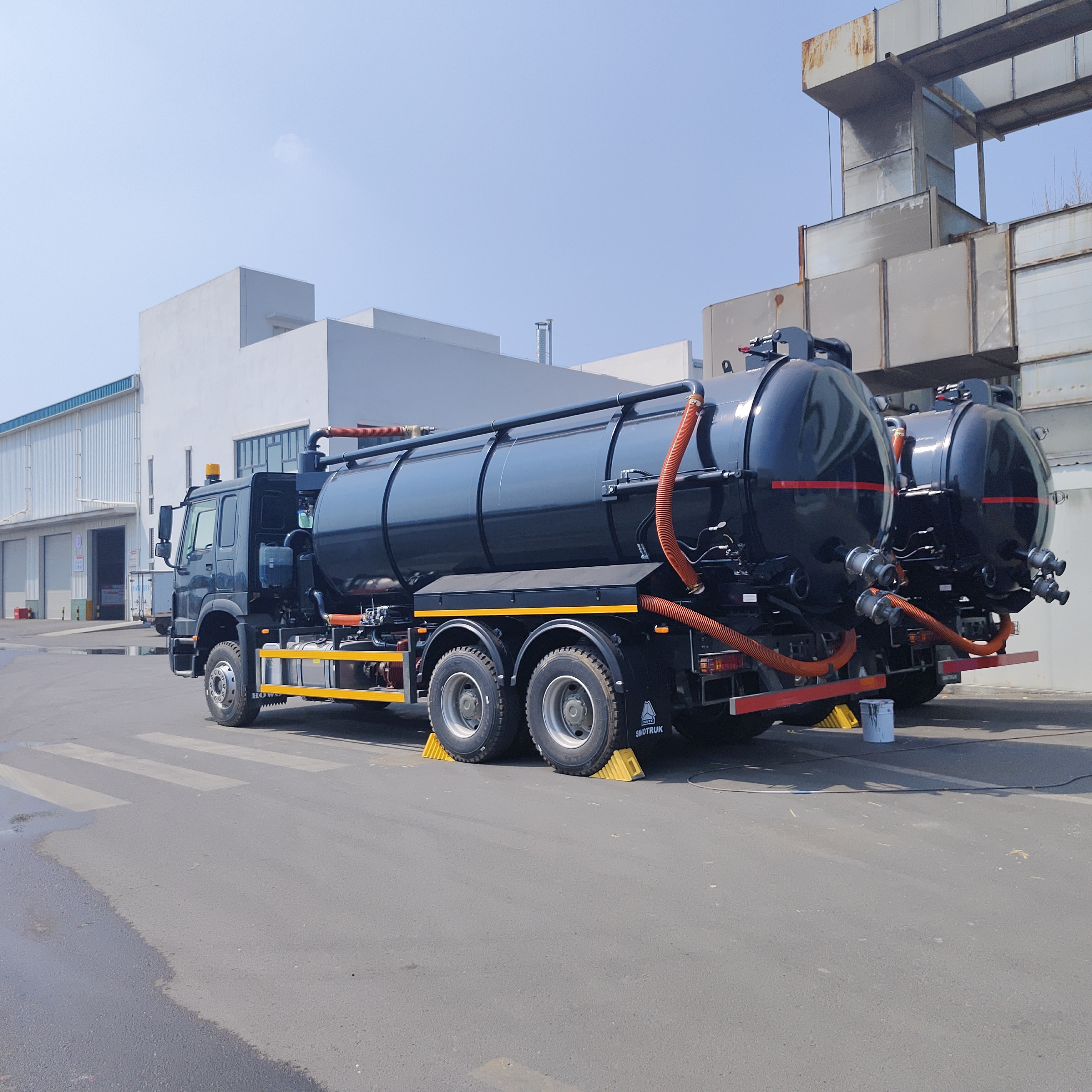 Camion d'aspiration des eaux usées HOWO 15CBM avec type d'entraînement 6 × 4 et puissance moteur 266HP pour le nettoyage des déchets municipaux et industriels