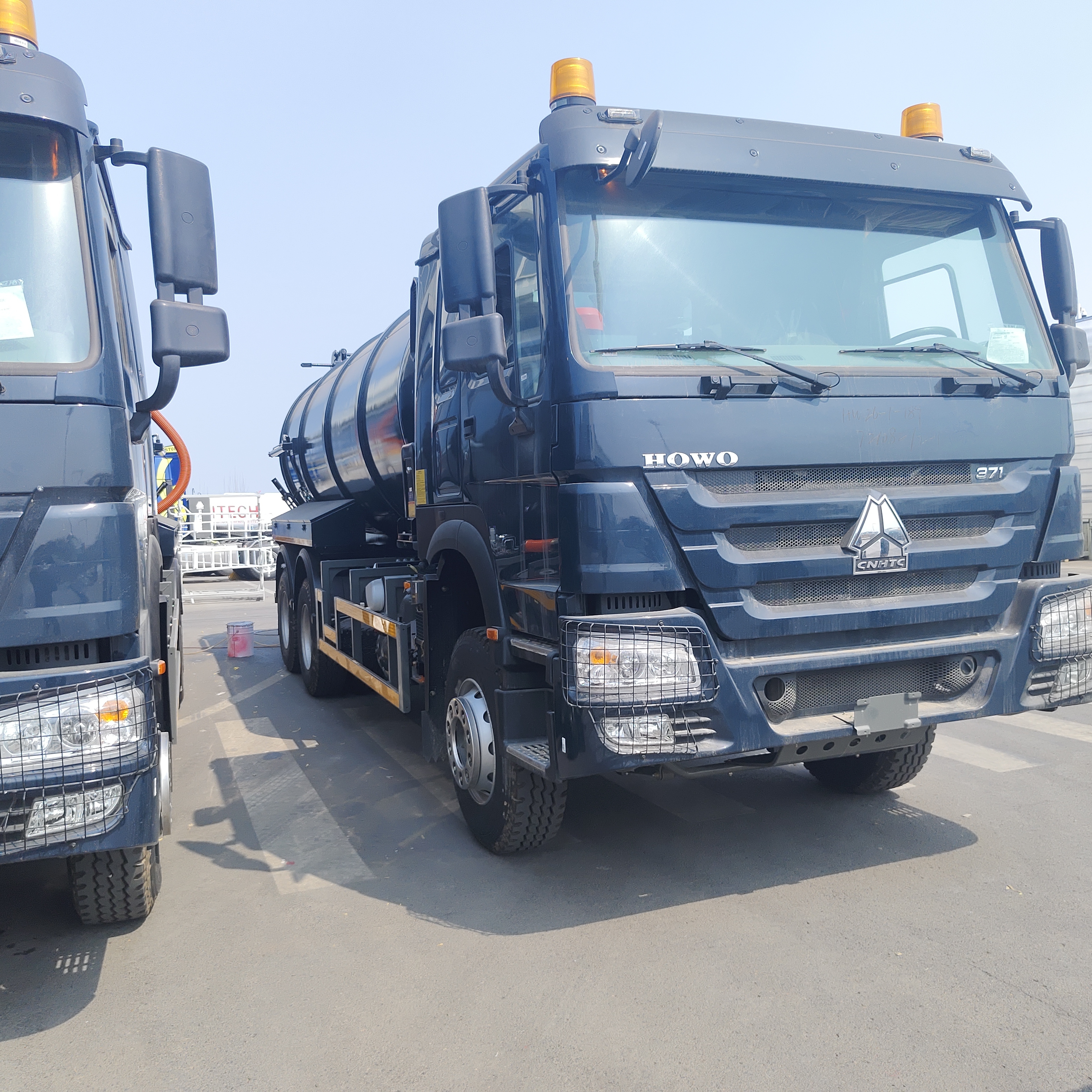 HOWO 15CBM Chariot d'aspiration sous vide pour les eaux usées avec 6×4 entraînement et moteur de 266 ch pour le nettoyage des déchets municipaux et industriels