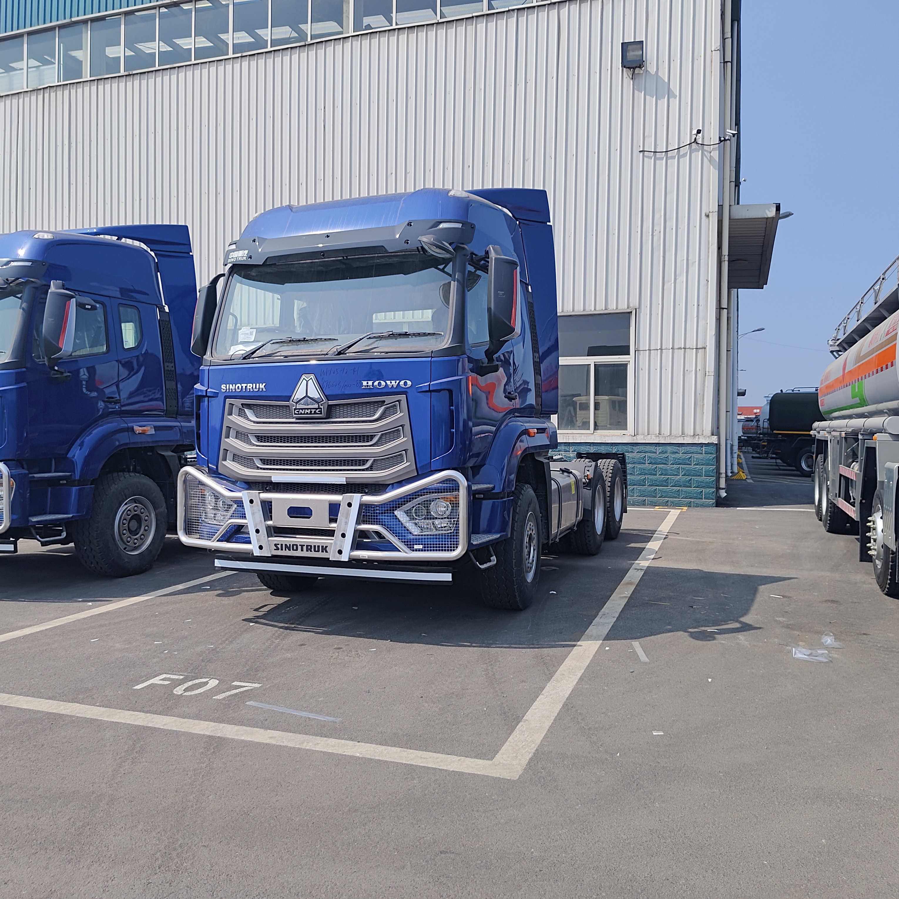 HOWO NX 6×4 camion tracteur avec moteur 380 chevaux et cadre lourd pour le transport de marchandises lourdes