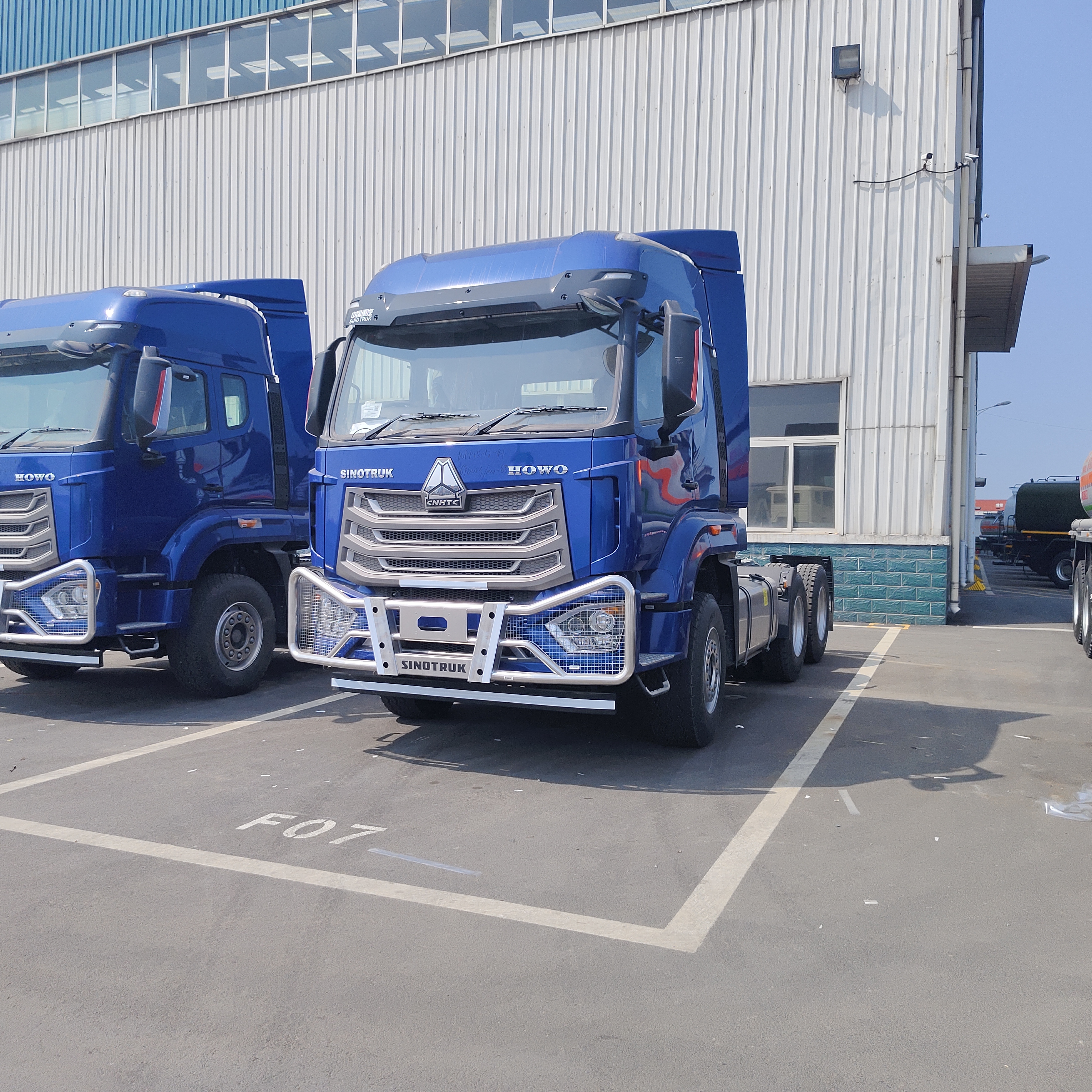 HOWO NX 6×4 camion tracteur avec moteur 380HP-460HP pour le transport de marchandises lourdes et la logistique longue distance