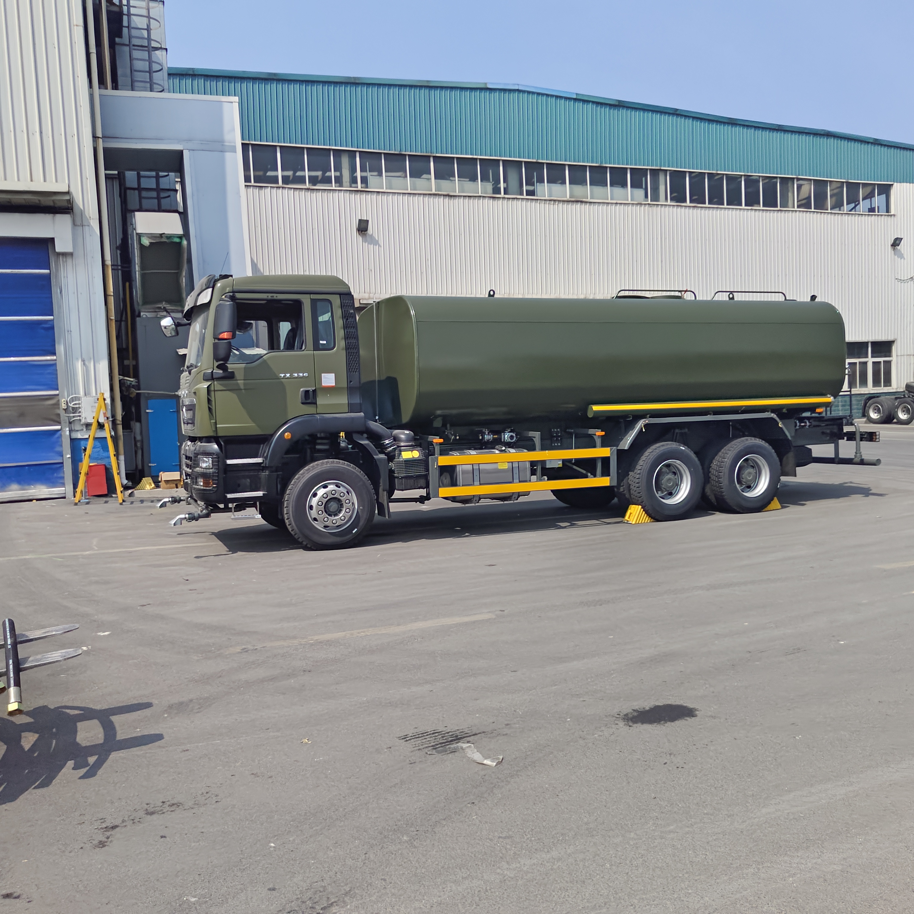 HOWO TX 6×4 camion-citerne d'eau avec charge utile de 20 tonnes selon la norme d'émission Euro 2 et une surface d'arrosage > 16 m pour le contrôle des poussières et le nettoyage municipal