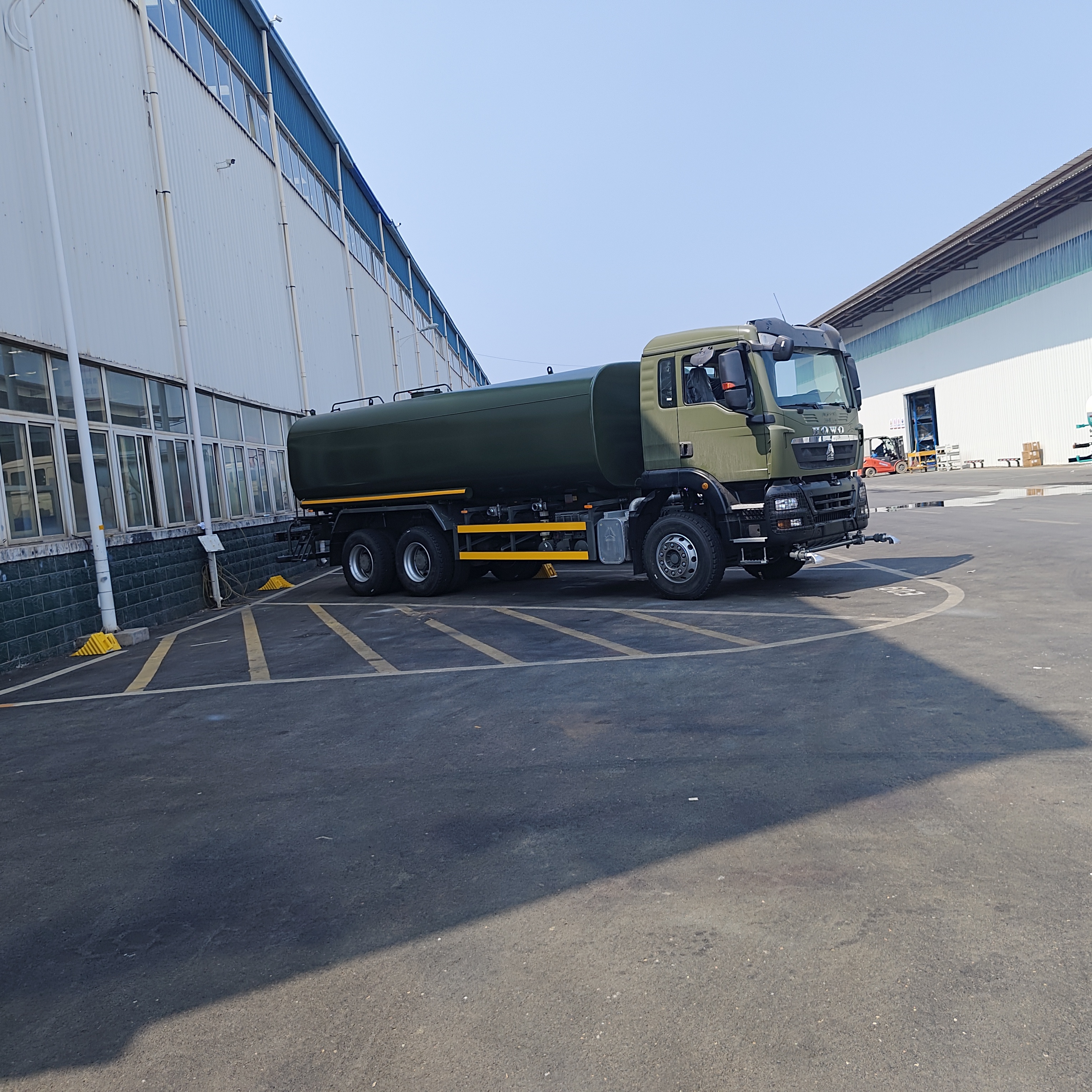 HOWO TX 6×4 camion-citerne à eau avec charge utile de 20 tonnes et norme d'émission Euro 2 pour le nettoyage des routes et le contrôle des poussières