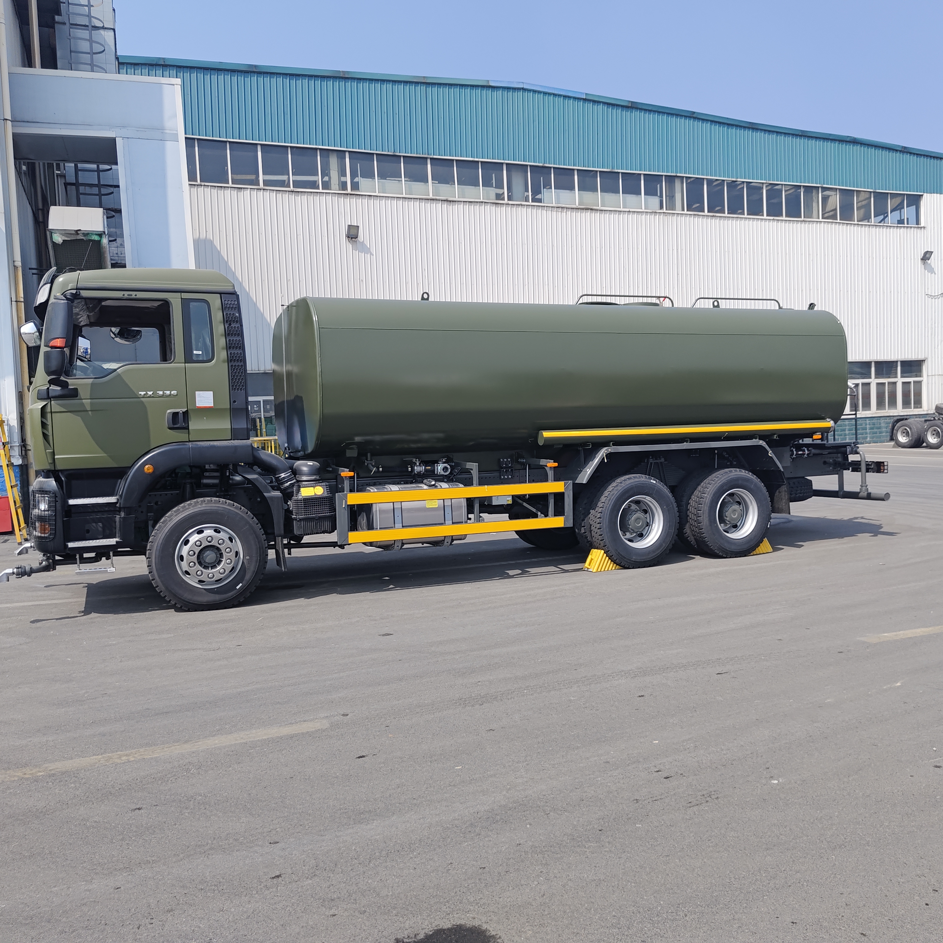 Camion-citerne d'eau HOWO TX 6 × 4 avec pompe à eau centrifuge haute pression d'une capacité de 15 à 20 CBM et corps de réservoir renforcé pour la suppression de la poussière et le nettoyage municipal