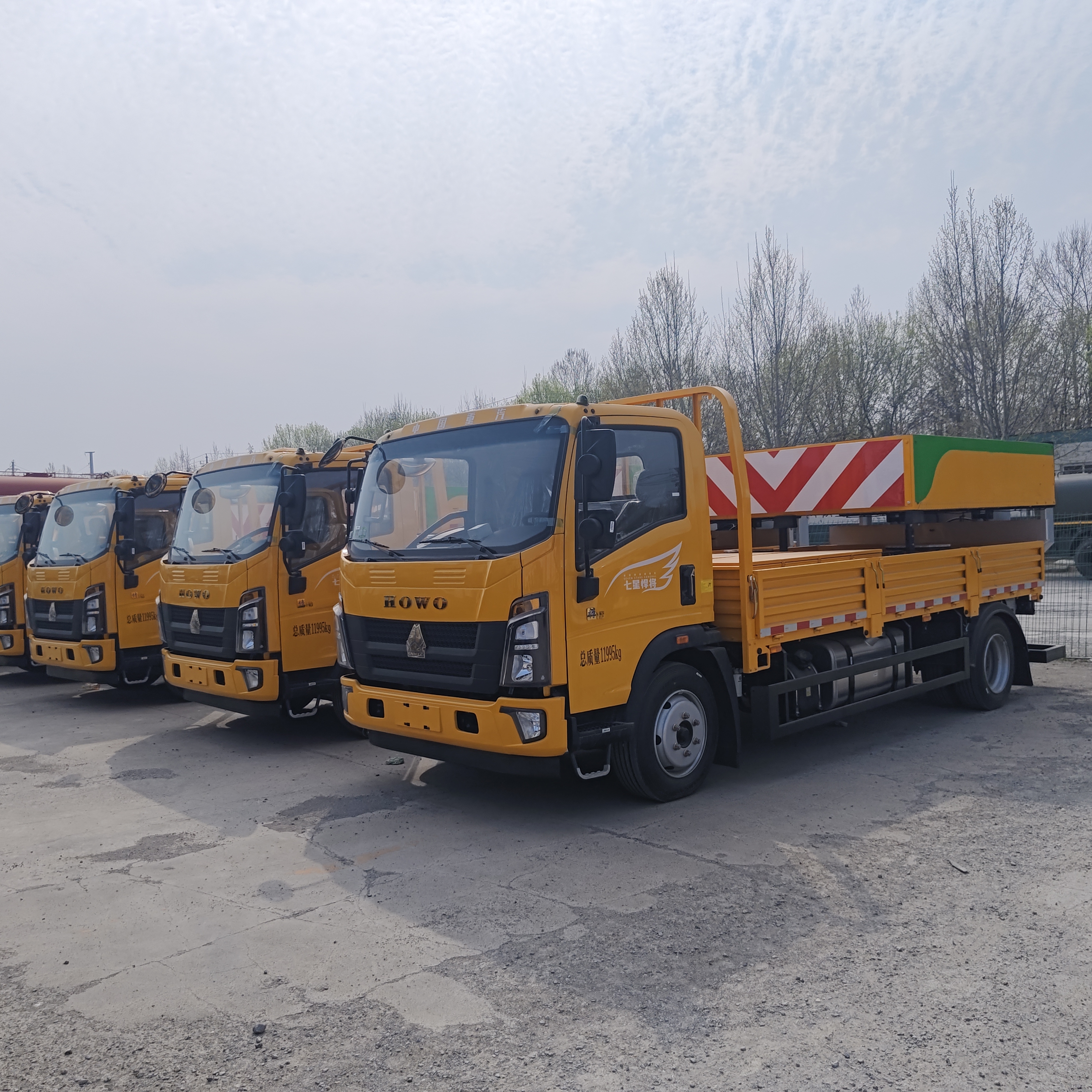 HOWO 4×2 Camion à coussin d'accident avec structure en acier à plusieurs couches absorbant l'énergie Système de levage hydraulique et feux d'avertissement LED pour la sécurité routière