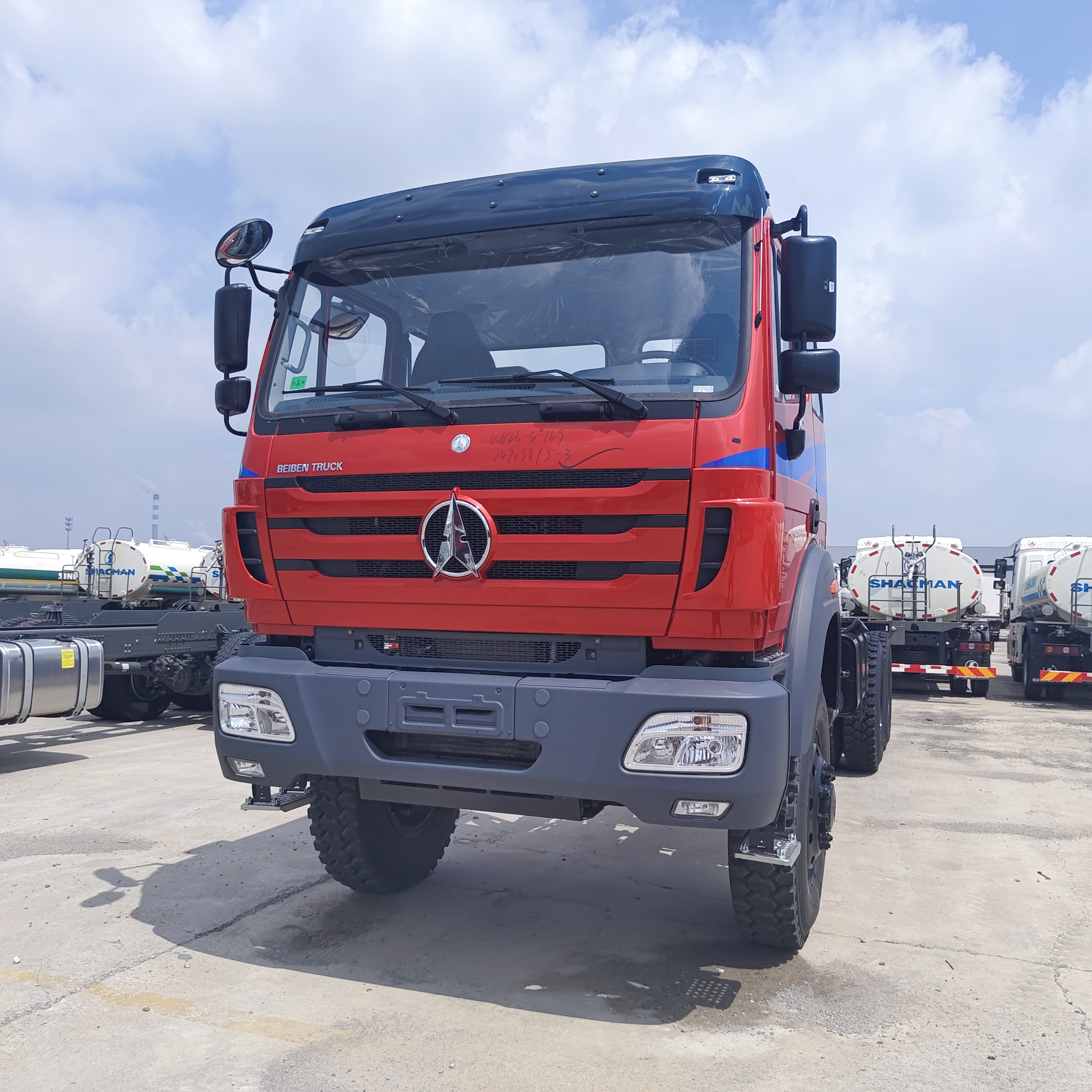 Camion-benne minier robuste BEIBEN 2638 6 × 6 avec moteur WEICHAI de 380 CV et charge utile de 30 à 35 tonnes pour l'exploitation minière hors route