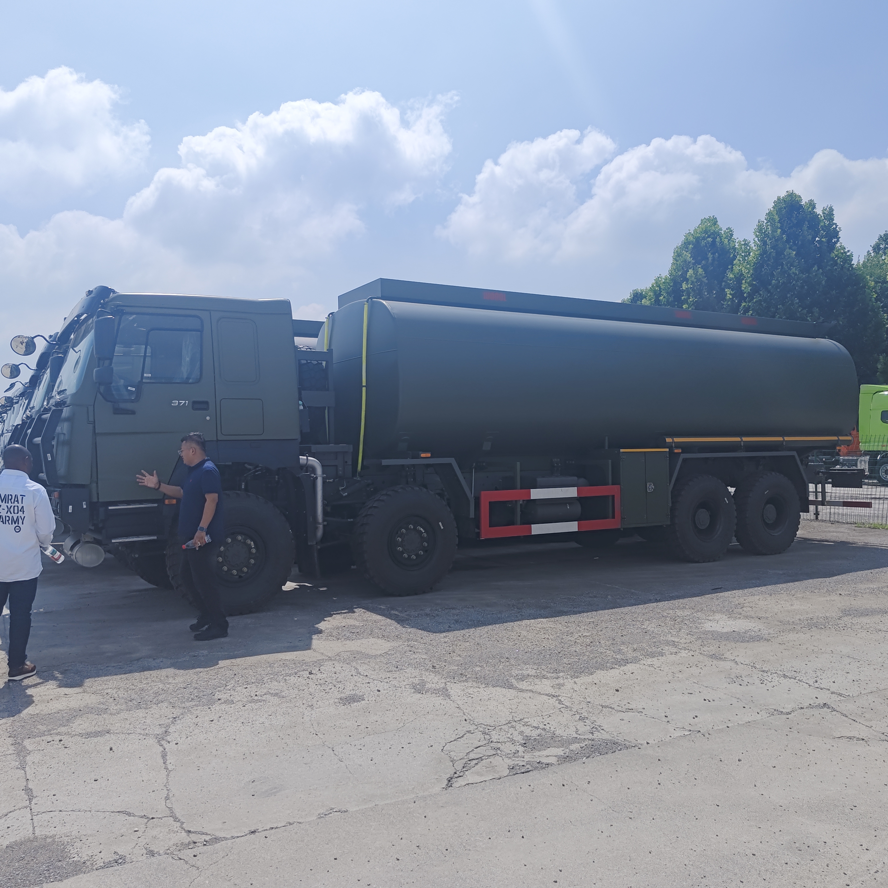 HOWO 8×8 camion-citerne de carburant de 45 000 litres avec moteur 371 ch et 8×8 traction intégrale pour le transport de carburant lourd
