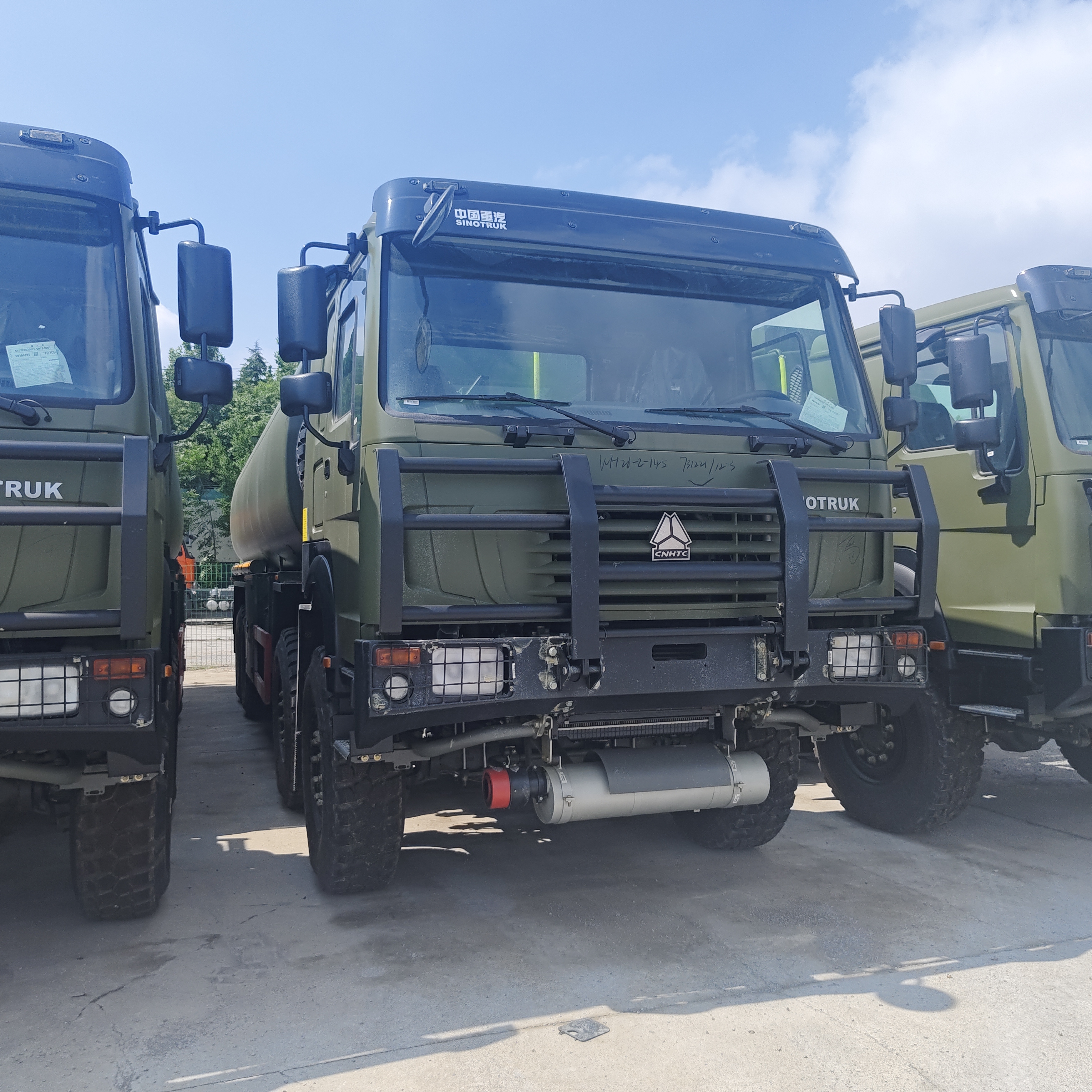 HOWO 8×8 camion-citerne de 40 000 L avec moteur de 371 ch et 8×8 traction intégrale pour le transport de carburant lourd