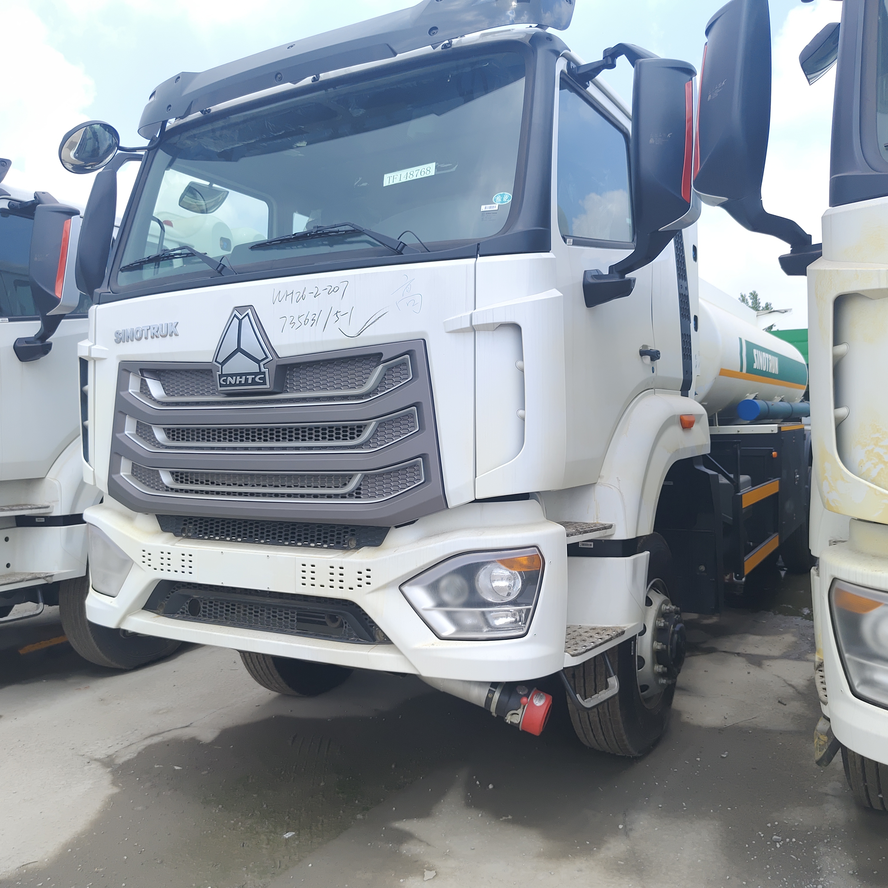 HOWO NX 6×4 CNG Fuel Tank Truck avec moteur de 400 chevaux et capacité de 30 000 litres pour le transport du diesel et de l'essence