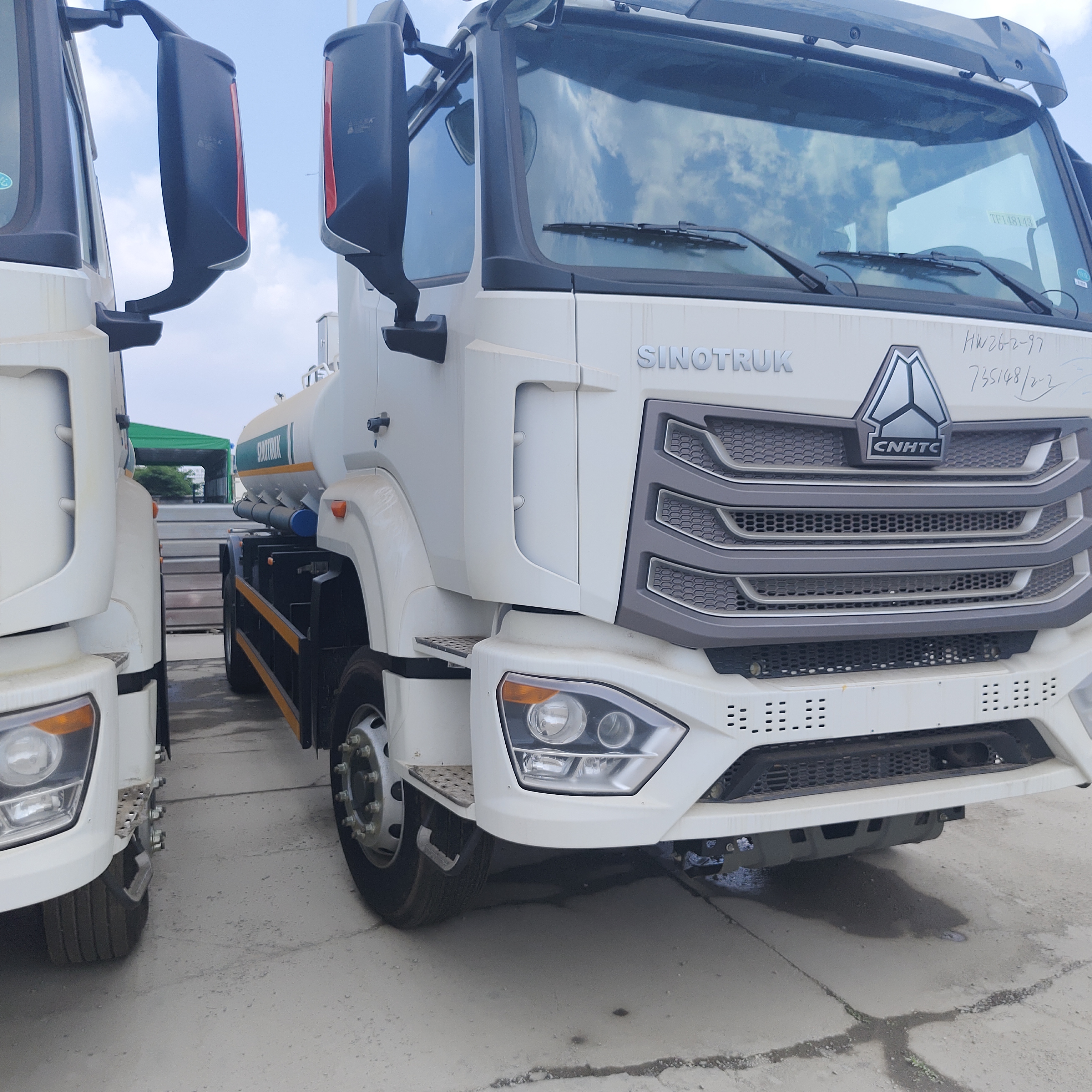 Camion-citerne de carburant HOWO NX 6×4 CNG avec moteur 400HP et charge utile 20T pour le transport diesel et essence