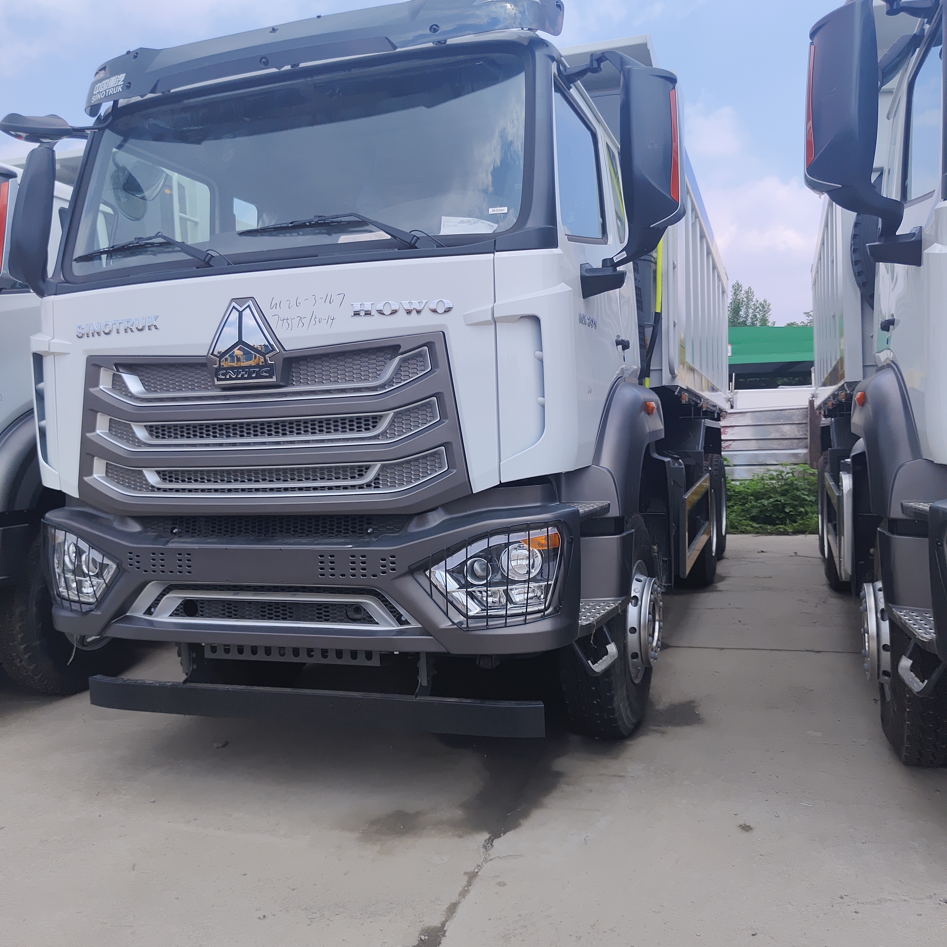 HOWO NX 6×4 camions de décharge miniers lourds avec moteur de 430 ch et charge utile de 30-35 tonnes pour l'Afrique
