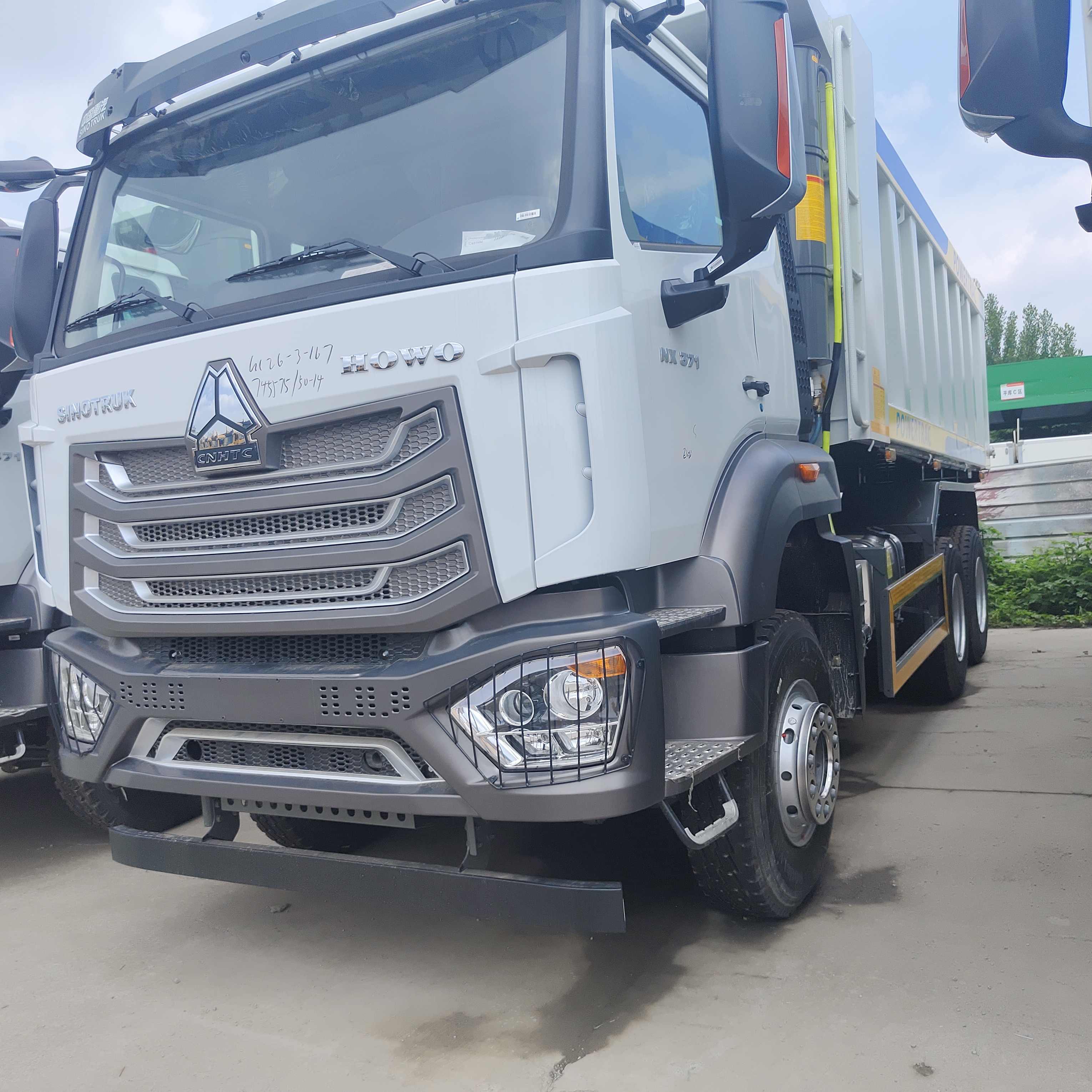 Camion-benne minier HOWO NX 6 × 4 avec moteur de 400 CV et benne basculante en forme de U pour le transport intensif