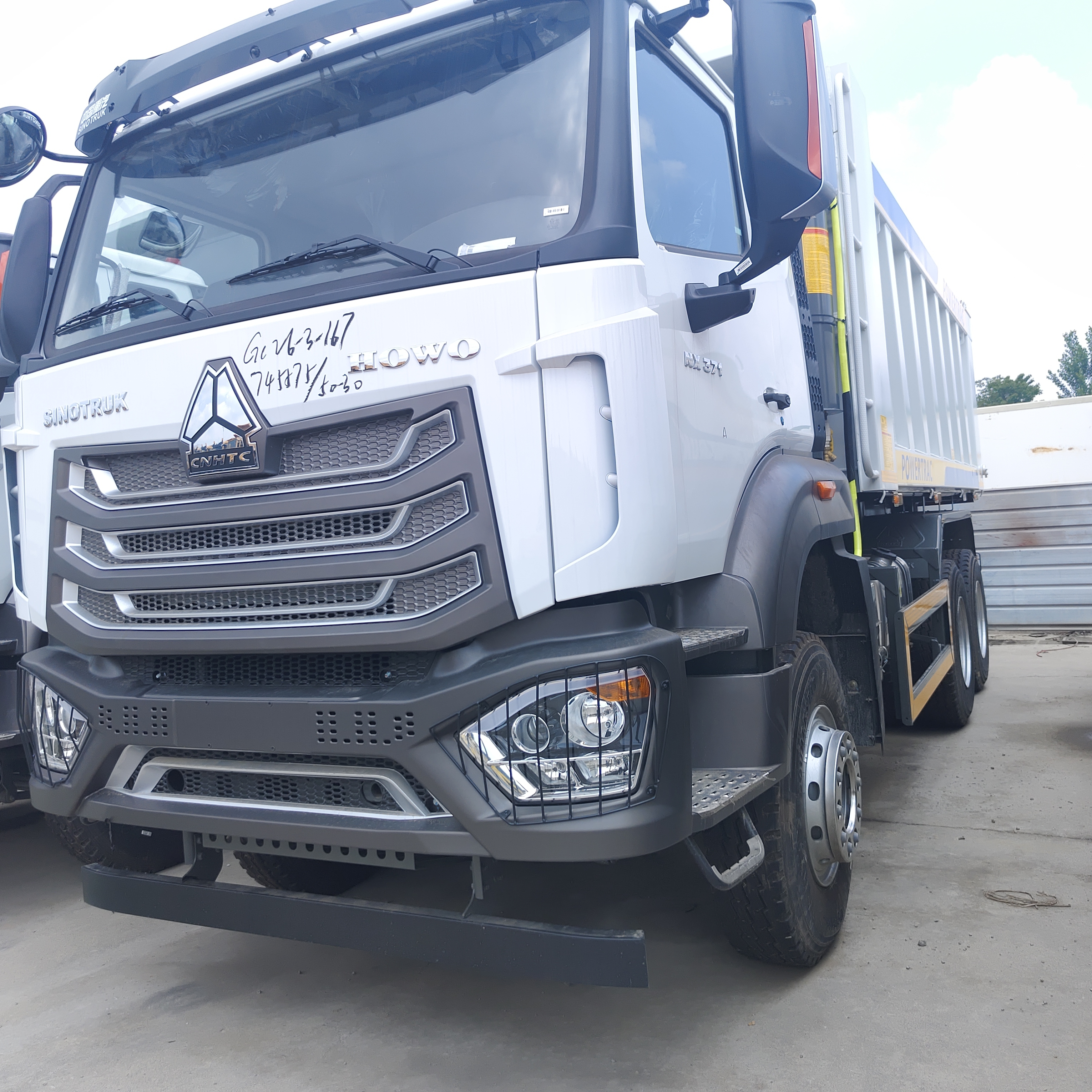 Camion-benne robuste HOWO NX 6 × 4 avec moteur de 400 CV et charge utile de 25 à 35 tonnes pour l'exploitation minière et la construction