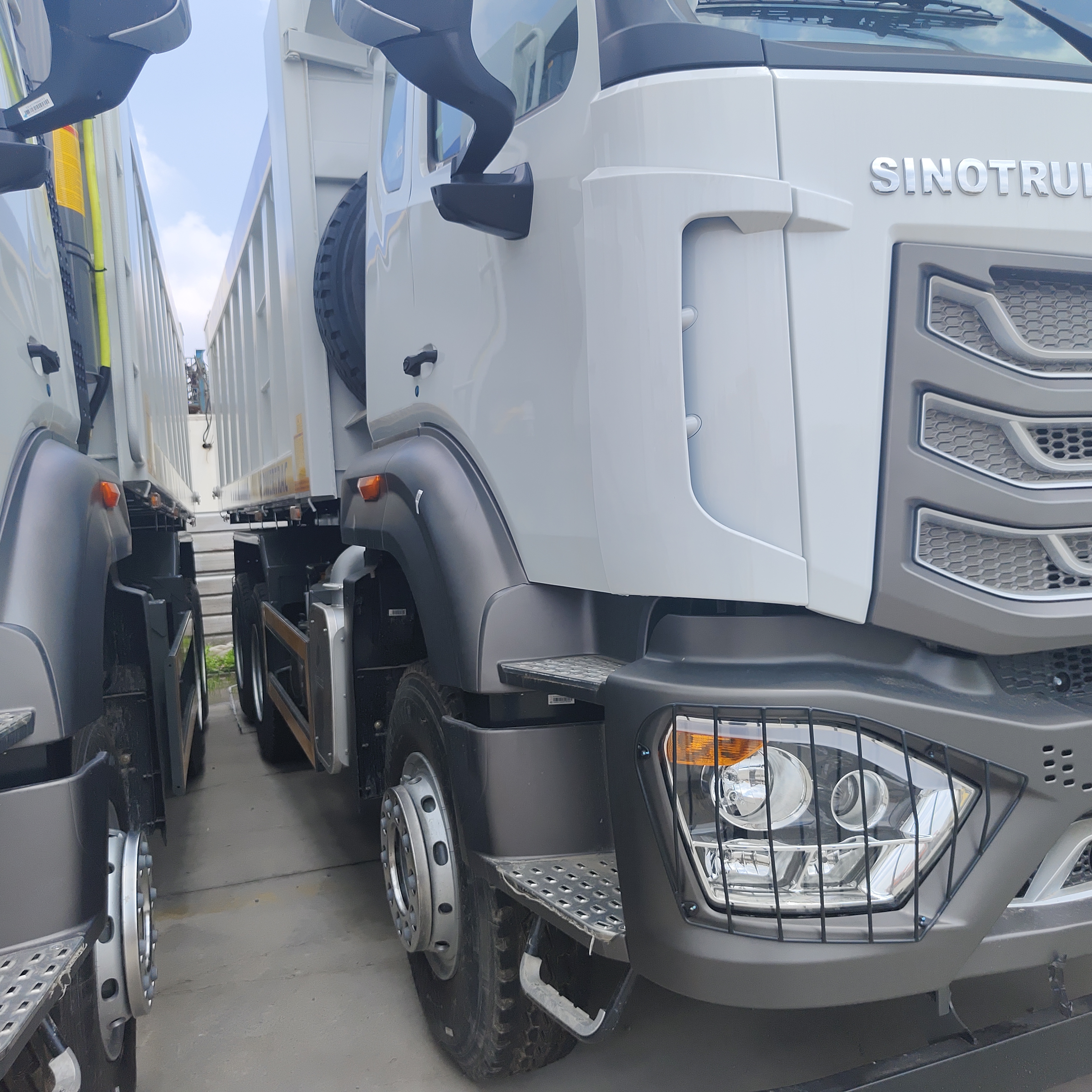 Camion-benne robuste HOWO NX 6×4 avec moteur 400HP et benne basculante 25CBM pour l'exploitation minière et la construction