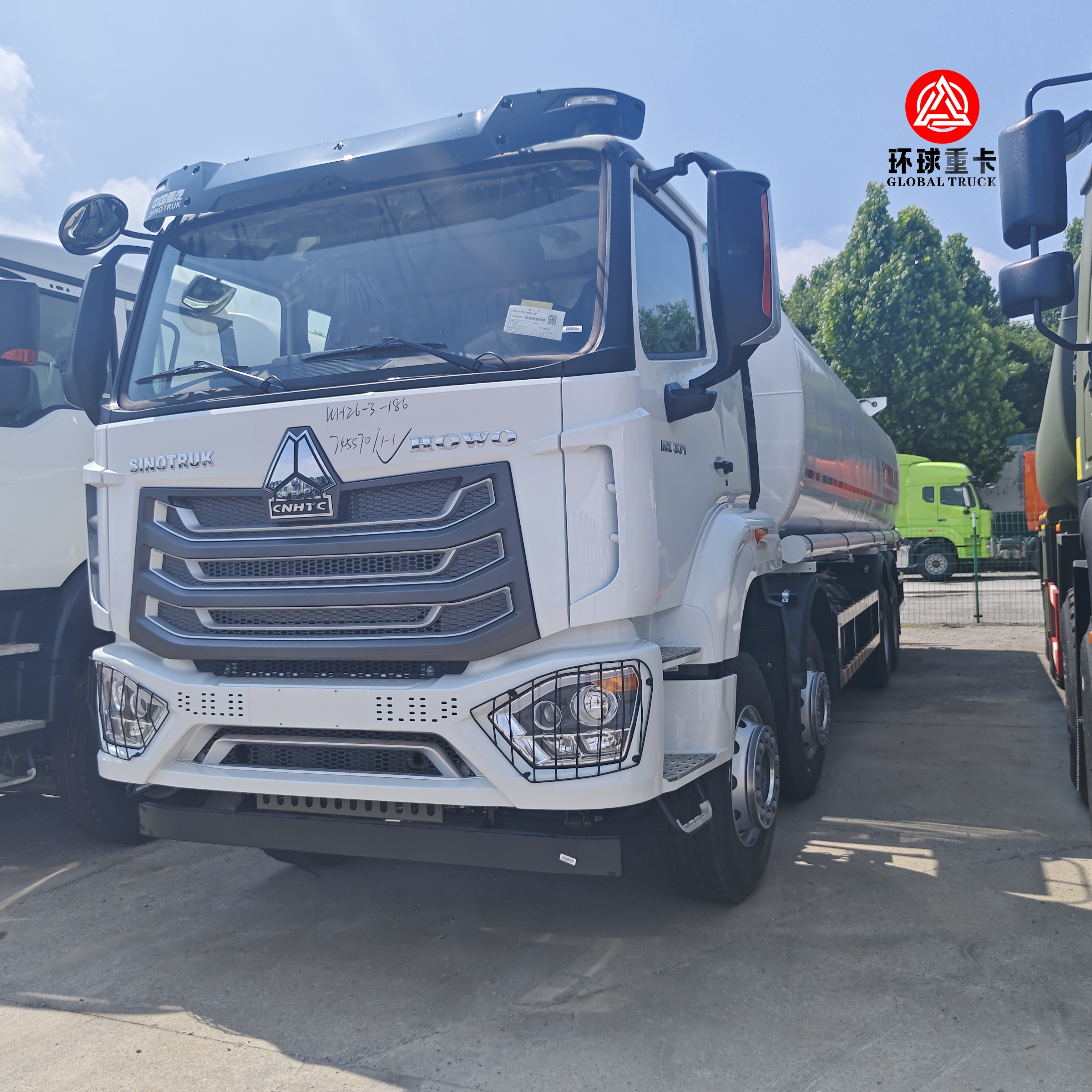 Camion-citerne HOWO NX 8x4 30000L pour carburant, camion-citerne diesel robuste pour le marché mozambicain
