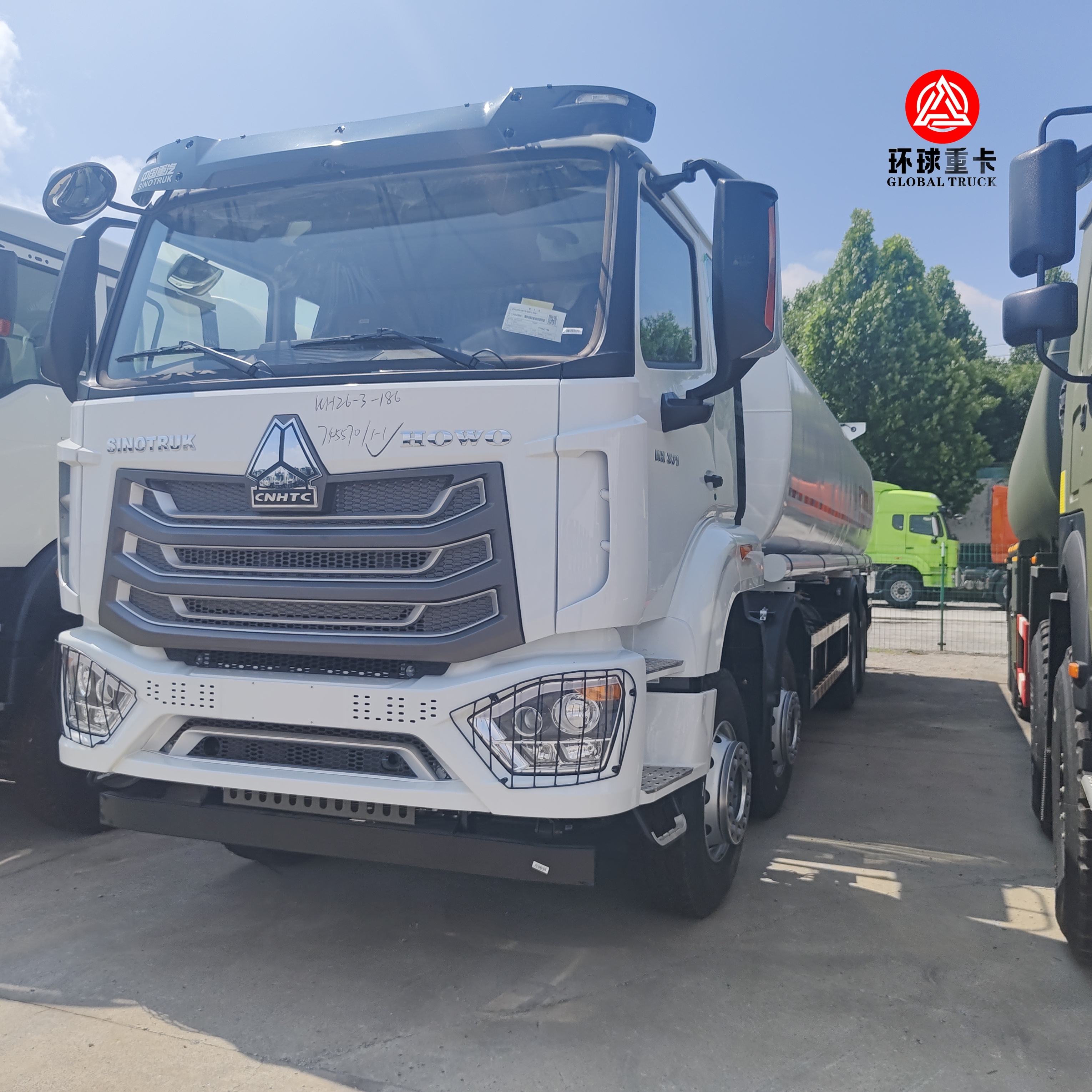 HOWO NX 8x4 30000L Camion réservoir de carburant Camion diesel lourd Bowser pour le transport de carburant au Kenya