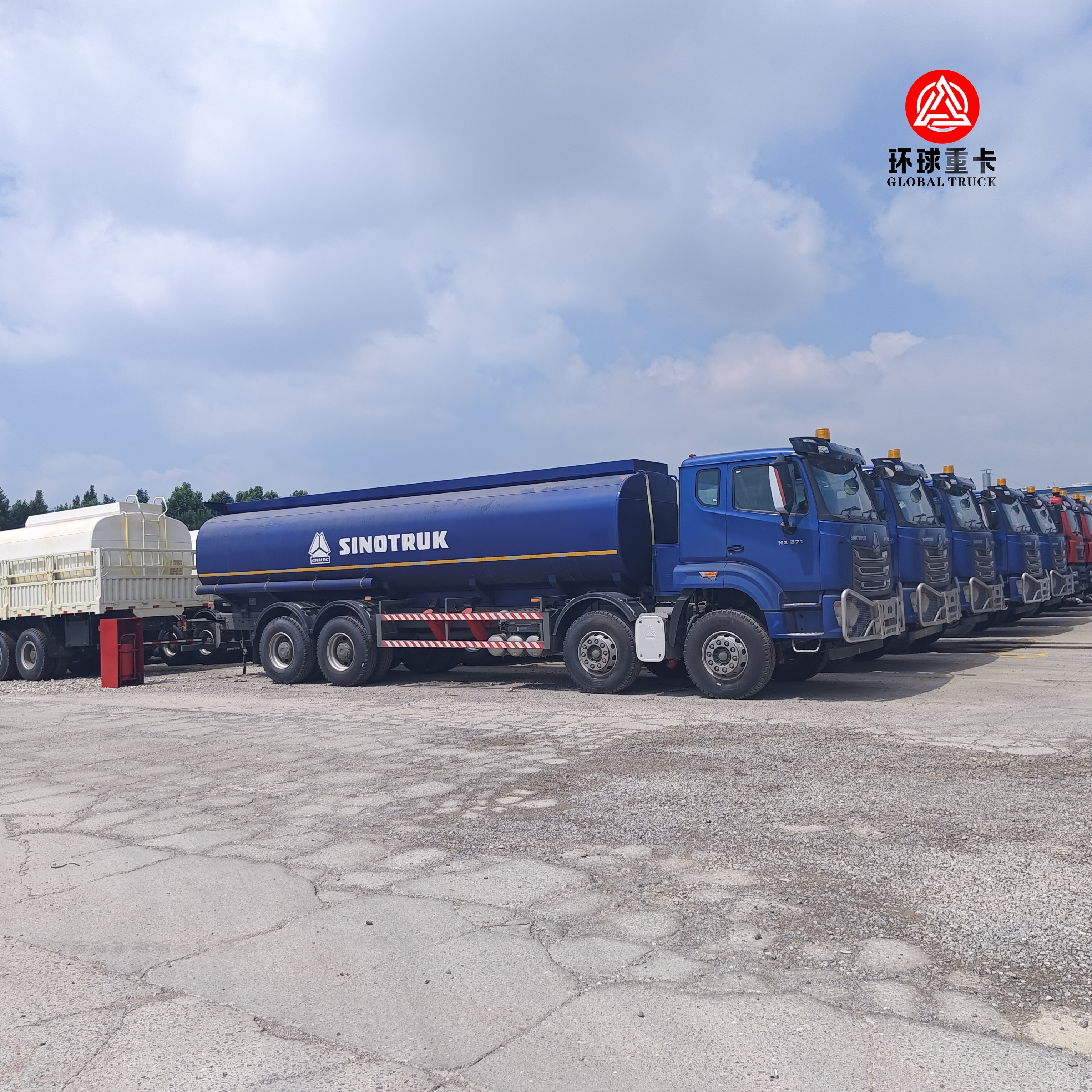 HOWO NX 8x4 30000L Camion réservoir de carburant Camion diesel lourd pour le marché tanzanien