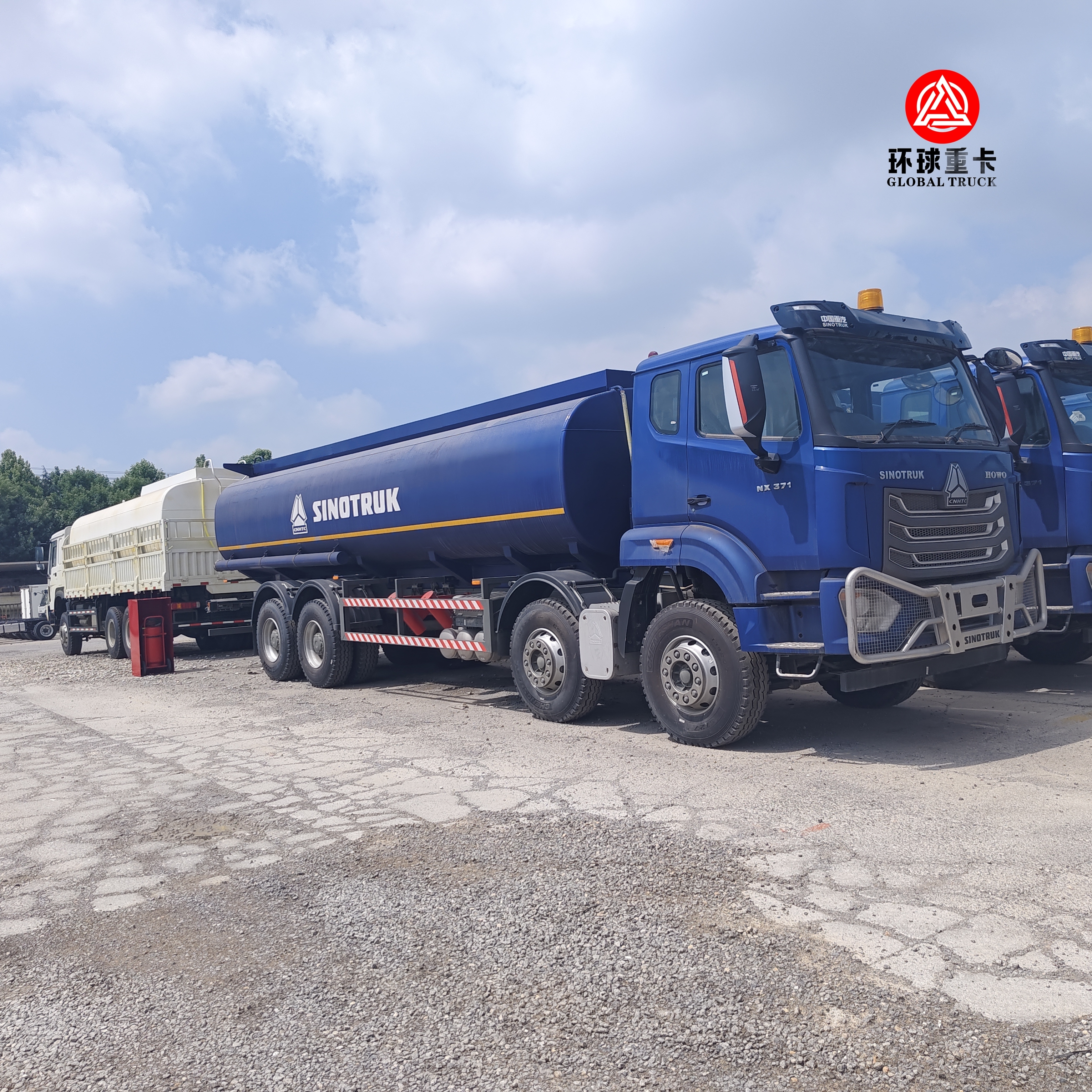 HOWO NX 8x4 30000L Camion-citerne à carburant Camion-citerne à carburant diesel lourd pour le marché africain
