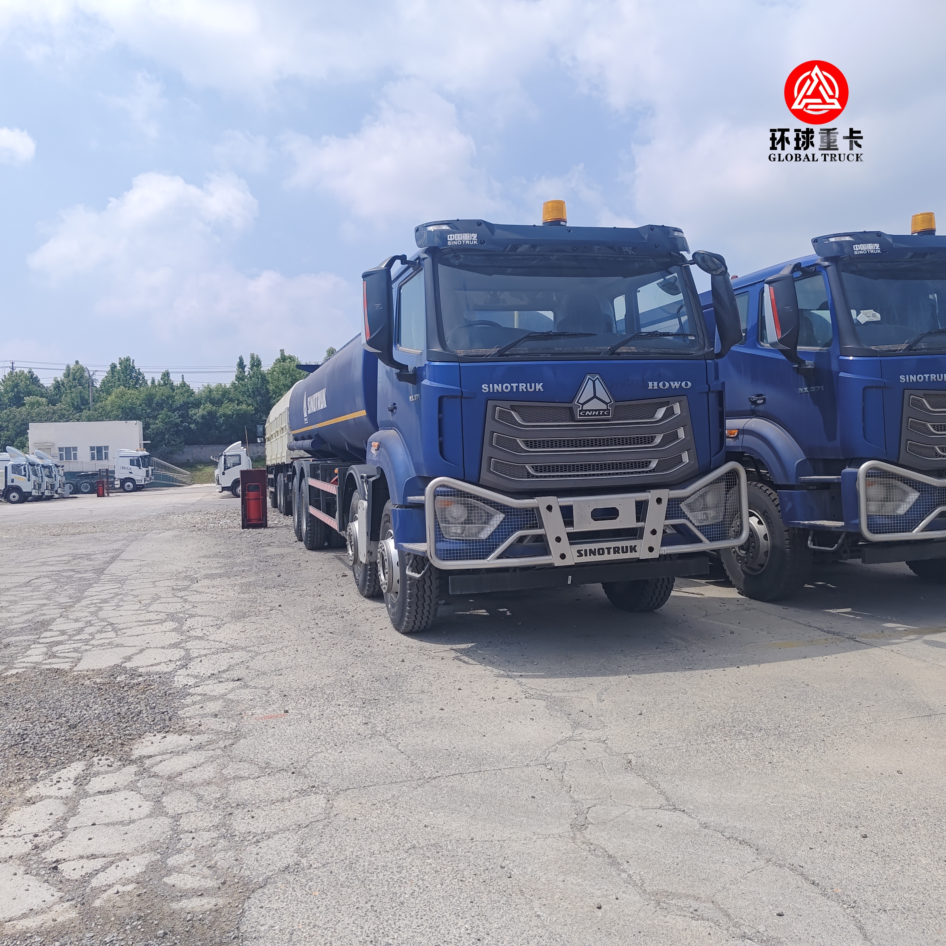 Camion-citerne à carburant HOWO NX 8x4 de 30000L, camion-citerne diesel robuste pour le marché nigérian